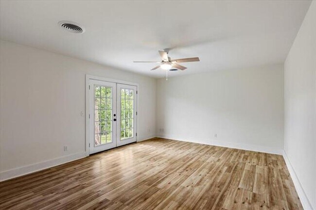 Building Photo - 3 Bedroom, 1.5 Bath Beauty!