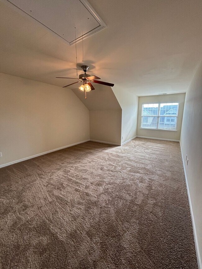 Building Photo - Spacious End Unit 3BR/2.5BA Townhouse