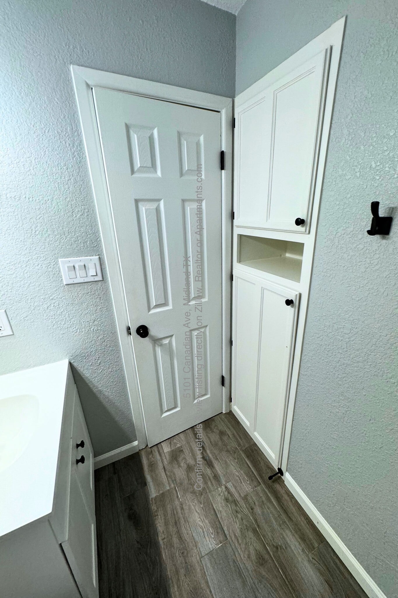 Hall Bathroom - 5101 Canadian Ave