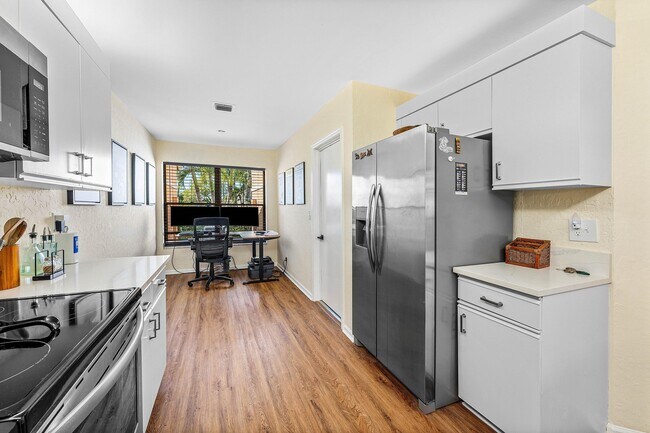 Building Photo - 858 Windermere Way