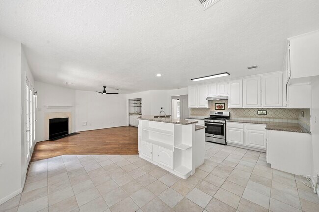 Building Photo - 2406 Parkwood Ln