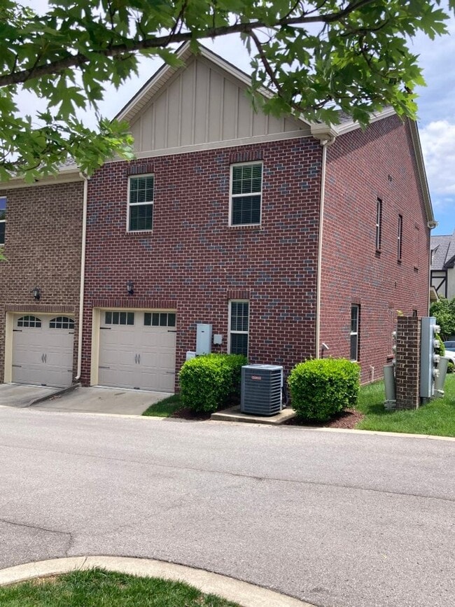 Building Photo - End Unit Condo in Shadow Green of Franklin