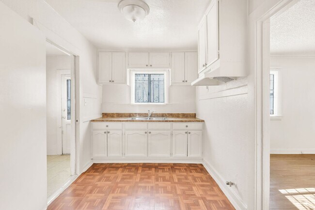 Building Photo - MODERN 2BED/1BATH APARTMENT WITH WASHER/DRYER HOOKUPS | SOUTH LA