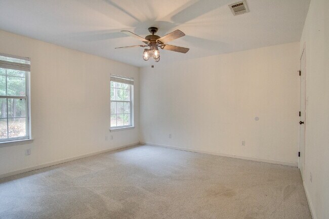 Building Photo - Navarre 3BR/2BA Home Near Beaches & Hurlburt Field with Updated Kitchen, Split Floor Plan & Spaci...