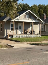 Building Photo - 623 E Ash St