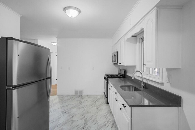 Building Photo - 533 White Rd