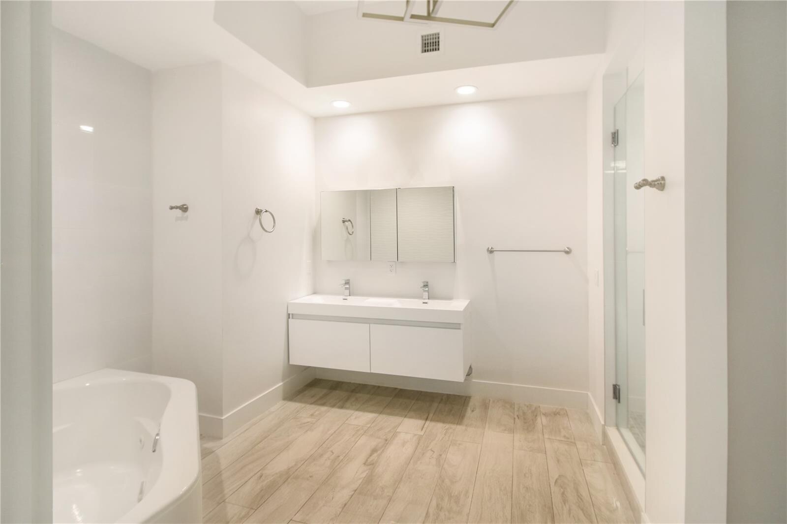 Building Photo - 14951 Royal Oaks Ln