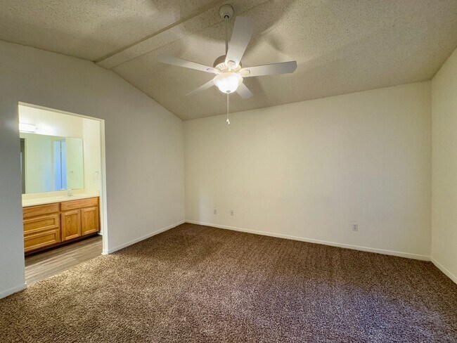 Building Photo - 974 Parkview Cir