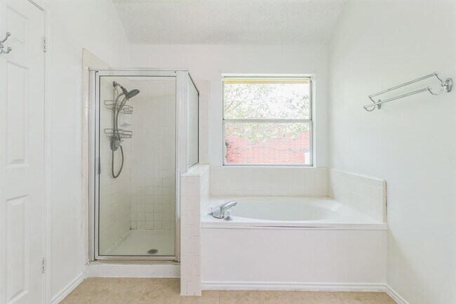 Building Photo - 800 Mountain Ridge Dr