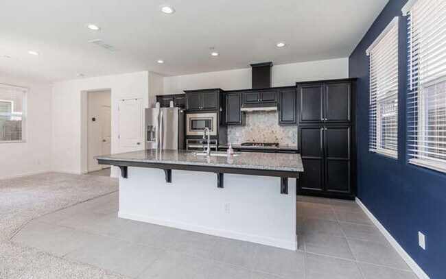 Building Photo - Charming Riverstone Home with Spacious Kitchen Island & Private Backyard & Solar