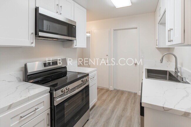 Building Photo - Freshly Renovated Home with Brand-New Flooring and Remodeled Kitchen in Manteca