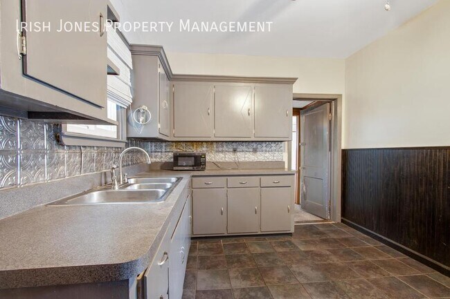 Building Photo - 138 Weimar St