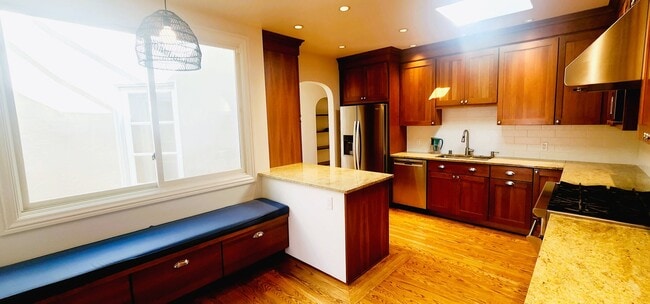 Building Photo - SPACIOUS PARKSIDE SINGLE-FAMILY HOME WITH ENCLOSED PATIO — AVAILABLE NOW!