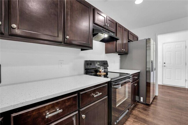 Building Photo - Modern 4 Bedroom South Savannah Home with Fenced Backyard