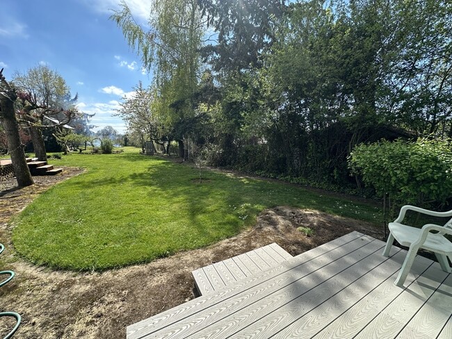 Building Photo - 795 E College St