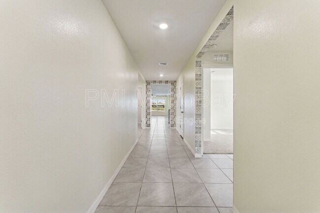 Building Photo - 816 Will Scarlett Ave