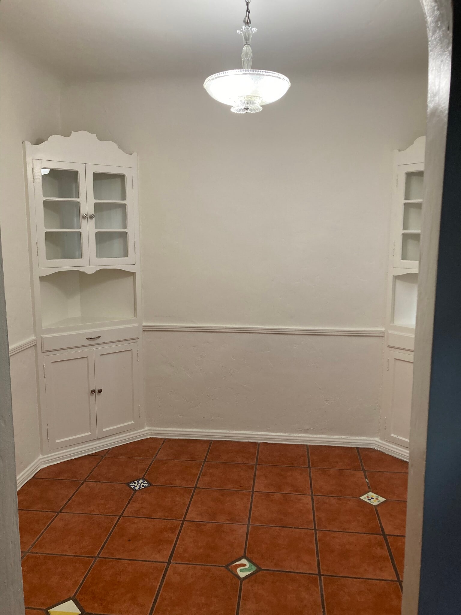 Breakfast nook vintage wood cabinets - 2423 St George St