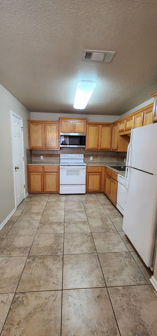 Building Photo - 3 Bedroom 2 bath Duplex South Killeen