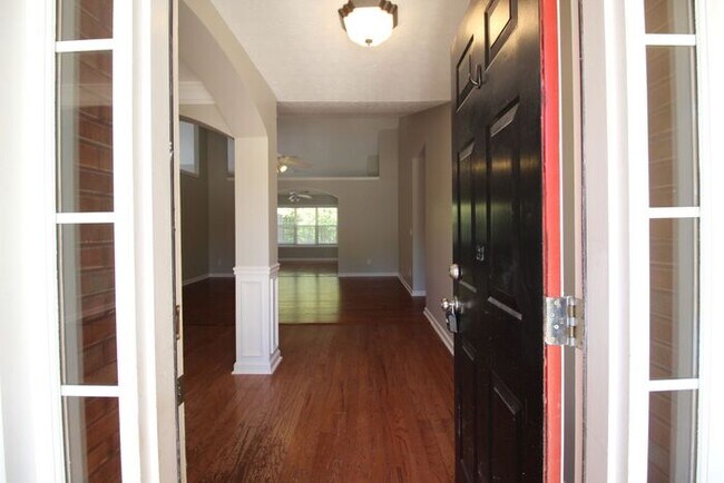 Building Photo - Huge Ranch home!