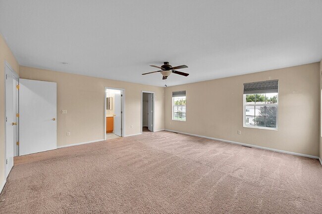 Building Photo - $2,550 - 3 Bed, 2 Bath End Unit Townhome w...