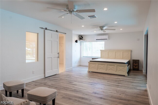 Building Photo - 14562 Riverside Dr