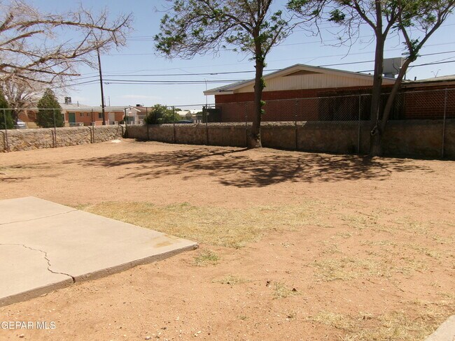 Building Photo - 10037 Oakwood Dr