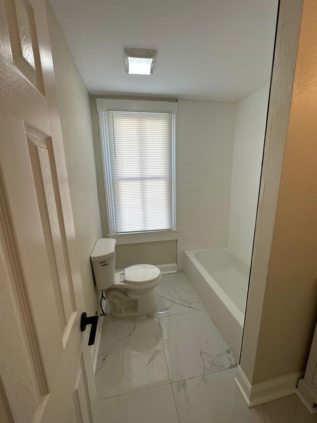 Building Photo - Fully Renovated 4/1-Single Family  Availab...