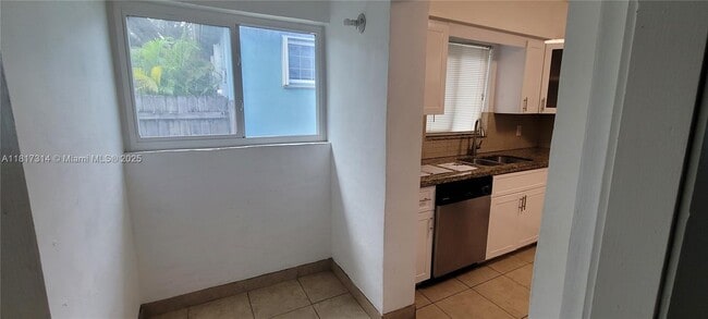 Building Photo - 15110 NE 9th Ct