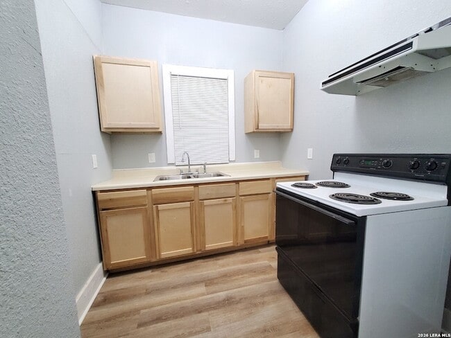 Building Photo - 2318 Ruiz St