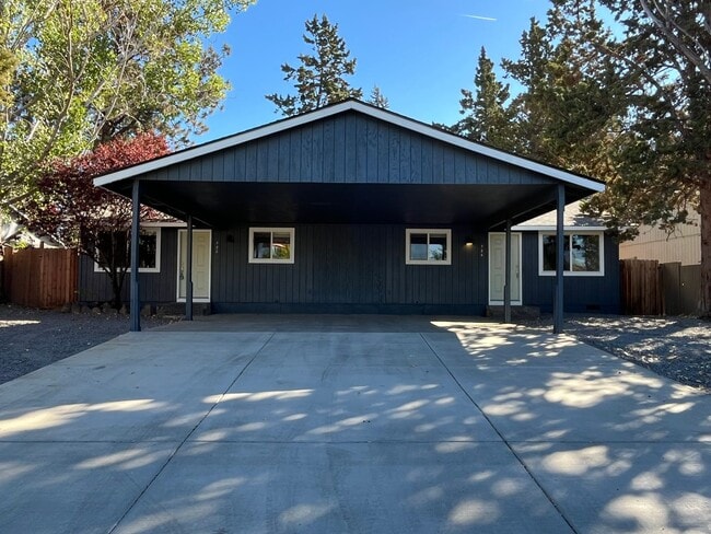 Building Photo - Single Level Duplex Just off Wilson