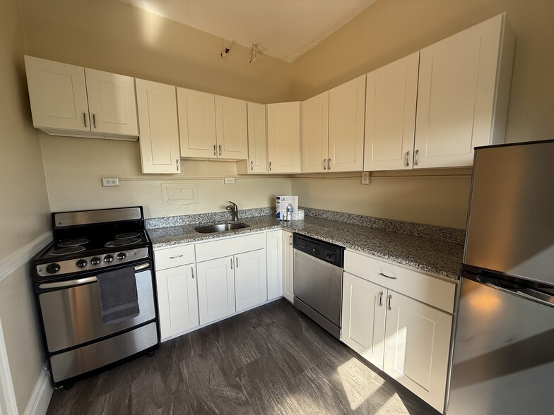 Building Photo - 1402 Beacon St