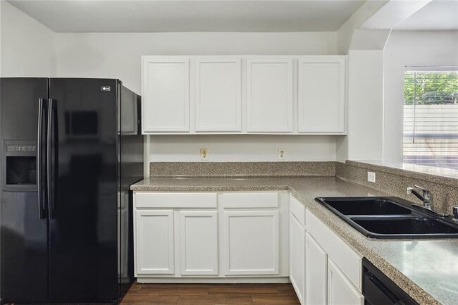 Building Photo - 706 Silver Cliff Ln