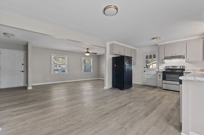 Building Photo - Welcome to the 3 Bed 2 Bath in Fayetteville