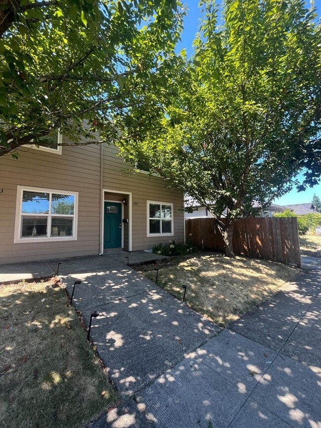 Building Photo - Charming SE Portland Home in a Central, Accessible Location