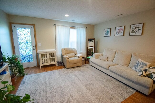 Building Photo - Stewartville Townhome with Attached Garage