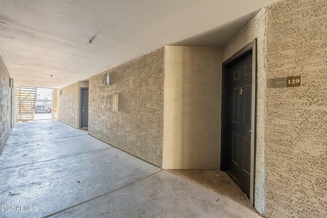 Building Photo - 2025 E Campbell Ave