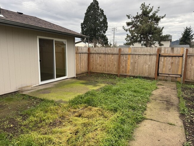 Building Photo - Beautifully updated 2 bedroom 1.5 bath duplex in Springfield!