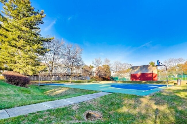 Building Photo - Clean & Fresh 2 + 2 close to METRO!