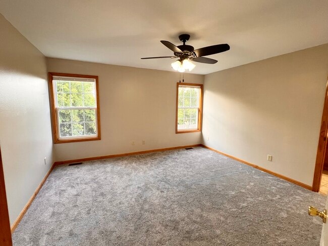 Building Photo - 359 Mt Branson Dr