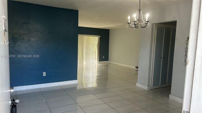 Building Photo - 6900 N Kendall Dr