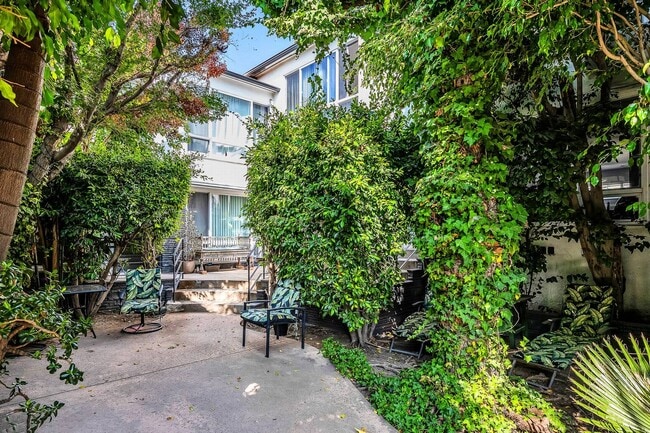 Building Photo - Designer remodeled unit in WeHo!