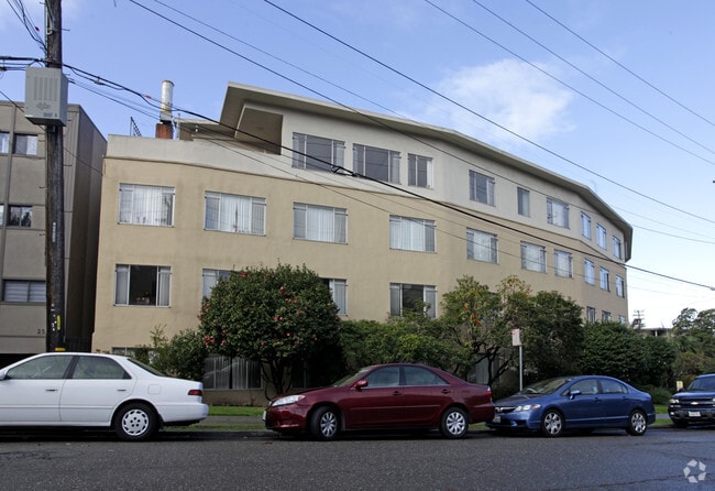 Building Photo - Lee Haus