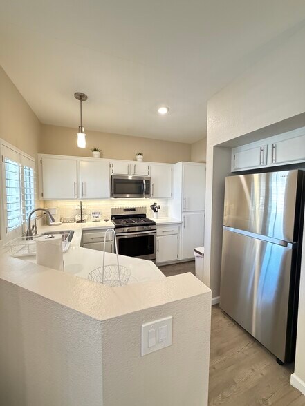 Building Photo - 251 S Green Valley Pky