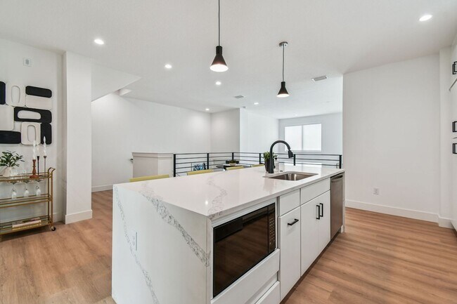 Building Photo - A charming coastal townhouse, just minutes from downtown St. Pete!