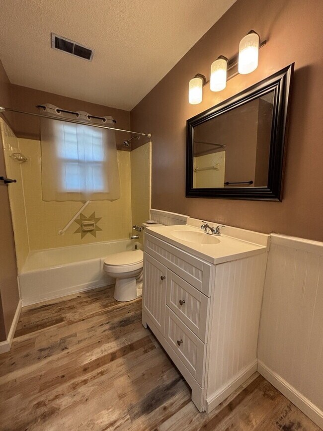 Building Photo - 4411 Donwood Dr