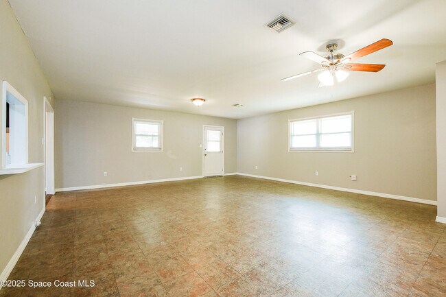 Building Photo - 6730 Bermuda Ave