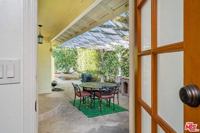 Building Photo - 13843 Milbank St