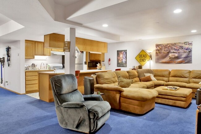 Building Photo - Preleasing Now! Available early August! 7 Bed, 2.5 Bath House!