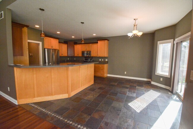 Building Photo - STUNNING 5 Bed 3.5 Bath Luxury Home!