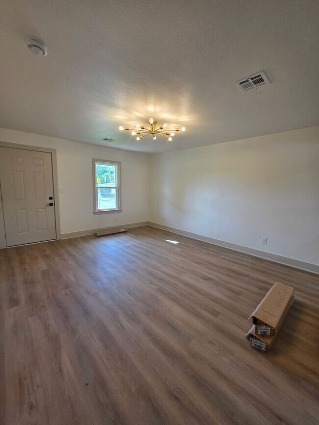 Building Photo - Gorgeous 3 bedroom 1 bath Duplex on street level (separate studio located below).